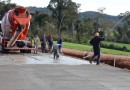 Prefeitura inicia pavimentação de estradas rurais com concreto