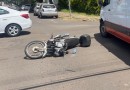Motociclista fica ferido após colisão com Toyota Corolla