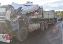 Violenta batida entre carretas deixa um ferido e trânsito congestionado na BR 163