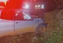 Homem e três crianças ficam feridos após camionete bater contra pedra