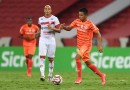 Colorado empatava até o minuto final, quando Tiago Barbosa jogou contra o próprio patrimônio e saiu derrotado