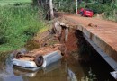 Mulher morre após carro cair de ponte na zona rural