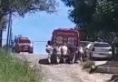 Ambulância encalha em rua com paciente dentro e moradores ajudam a empurrá-la