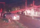 Motorista fica ferido após perder o controle e colidir veículo contra poste