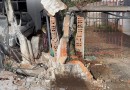 Ônibus escolar colide em poste e muro de residência no Bairro Alvorada