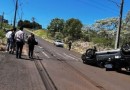 Jeep capota sobre a via após colisão