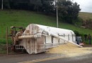 Duas pessoas ficam feridas em acidente entre carro e caminhão, na PR 493