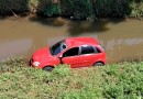Carro cai dentro do rio Lonqueador, após acidente de trânsito