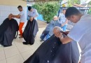 Homens privados de liberdade realizam trabalho de cortes de cabelo e barba em asilo