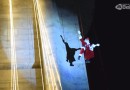 Papai Noel desce da Torre da Concatedral de rapel, abrindo o Natal Encantado de Francisco Beltrão
