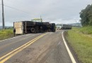Caminhão carregado com doces, tomba na BR-163 e interdita os dois sentidos da rodovia