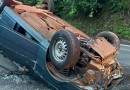 Veículo capota e fica no meio da rodovia PR-483