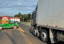 Idoso de 79 anos fica ferido em colisão entre carro e caminhão