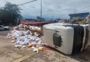Motorista fica ferido após tombamento de caminhão