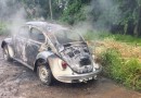 Incêndio destrói Volkswagen Fusca às margens da SC-163, em São João do Oeste