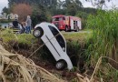 Carro cai de barranco após colidir com moto na PR -483