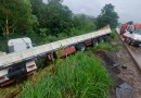 Carreta sai da pista na BR 163