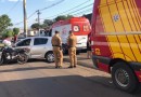 Acidente entre moto e carro deixa dois feridos, na Atílio Fontana