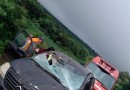Mulher fica ferida após carro ser atingido por peça que caiu de caminhão
