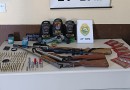 Homem é detido com armas e munições após forças policiais cumprirem mandados de busca e apreensão