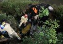 Homem fica ferido após automóvel cair em córrego