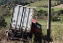 Caminhão com contêiner sai da pista na PR-566 em Francisco Beltrão