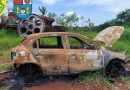 Veículo abandonado e incendiado é encontrado próximo ao Presídio de Francisco Beltrão; caso está ligado a roubo e morte