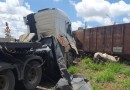 Caminhão invade linha férrea e causa acidente em Rolândia
