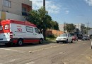 Mulher fica ferida após ser atropelada por carro