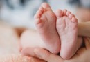Mãe vende seu bebê para pagar o aluguel e fazer um curso de culinária, mas vai parar atrás das grades