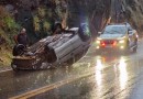 Veículo colide em pedras e capota na Rodovia Vitório Traiano