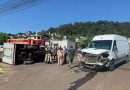 Caminhão tomba após colisão com van