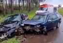 Três pessoas ficam feridas em colisão frontal entre dois veículos