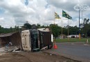 Carreta tomba no trevo na PRE, em Francisco Beltrão