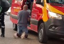 Pai é flagrado orando enquanto filho de 1 ano é atendido por socorristas após se engasgar