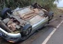 Carro carregado com cigarros contrabandeados é encontrado capotado na PR-562