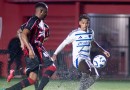 Vitória e Cruzeiro empatam jogo marcado por gramado encharcado e cena forte