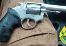 Após denúncias, homem com mandado de prisão por homicídio é detido portando arma de fogo