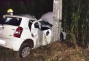 Três homens ficam feridos após carro colidir em poste na PR-180