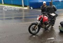 Motociclista se fere em colisão com caminhão