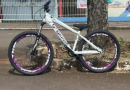 Homem escala muro e furta bicicleta de residência