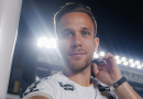 Arthur é anunciado pelo Santos e assina contrato até o fim de 2026