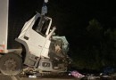 Motorista morre e três pessoas ficam feridas em colisão entre caminhões na BR-282