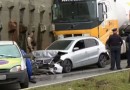 Caminhão-tanque atinge grupo que parou para ajudar motociclista e mata duas pessoas
