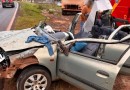 Mulher fica presa às ferragens após carro capotar e bater em caminhão na PR-566