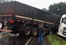 Caminhão sai da pista e fica em formato de ‘L’ na PR-182