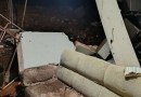 Barranco desmorona e atinge residência durante a madrugada