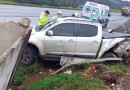 Veículo aquaplana e atinge ponto de ônibus na PR-158