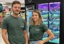 Casal  começou a plantar microverdes no quarto e hoje produz até 1.850 bandejas por semana, fatura R$ 50 mil e prepara expansão