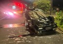 Carro fica destruído após colisão em poste e motorista é socorrido com ferimentos
